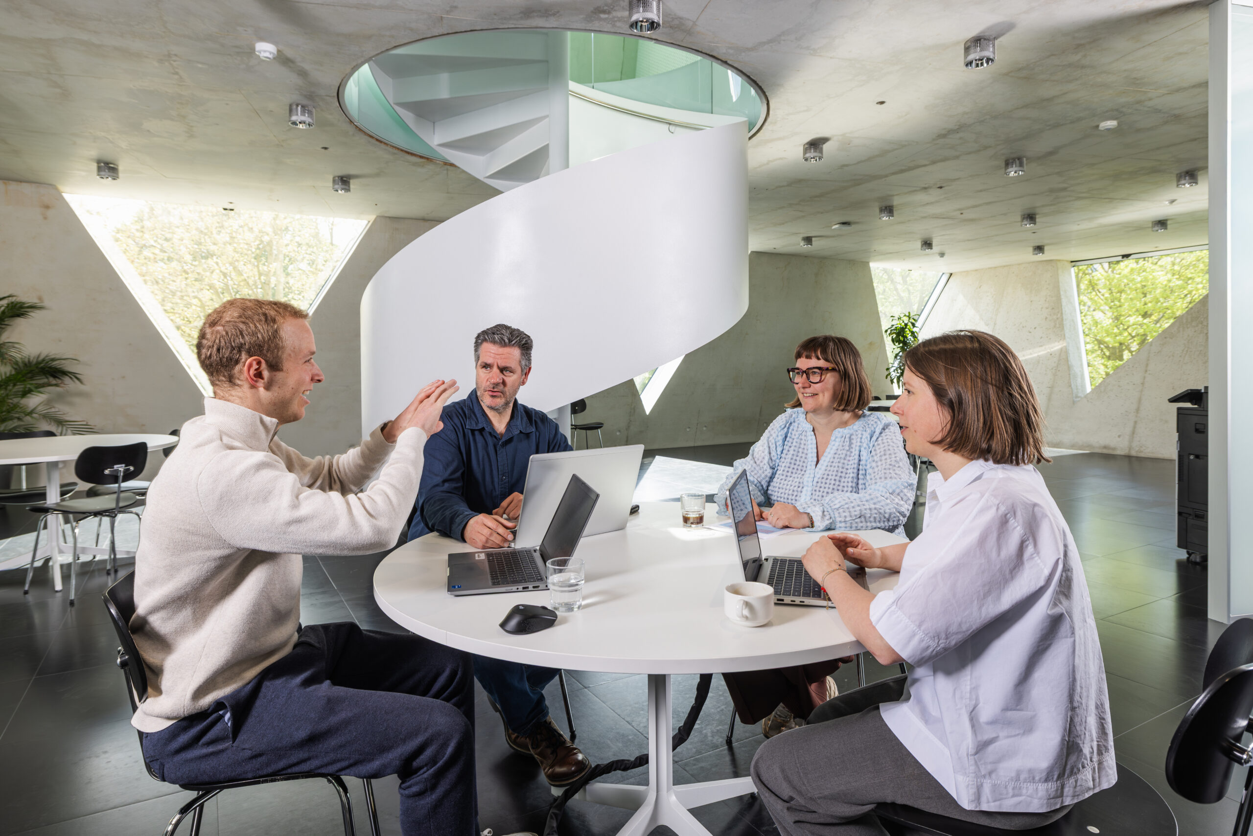 collega's aan het vergaderen