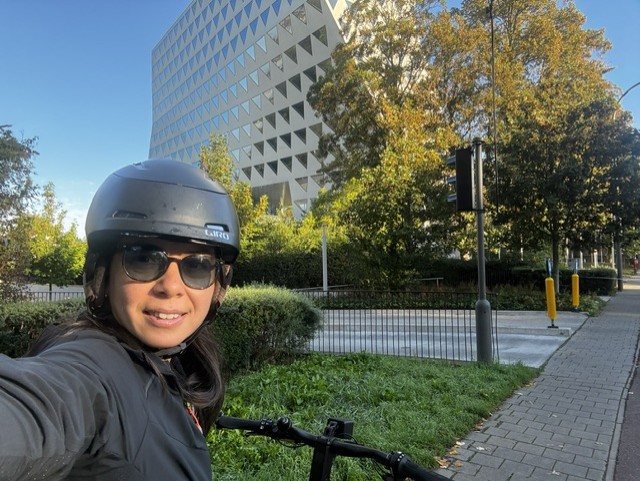 Jasmine met de fiets